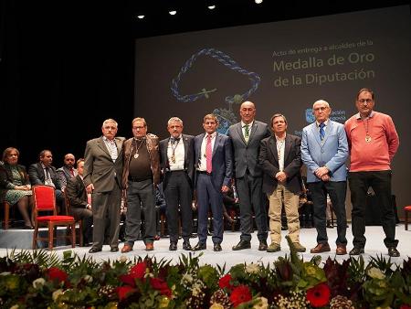 Imagen Siete alcaldes de la provincia reciben la Medalla de Oro de la Diputación en reconocimiento a sus más de veinticinco años al frente de sus ayuntamientos