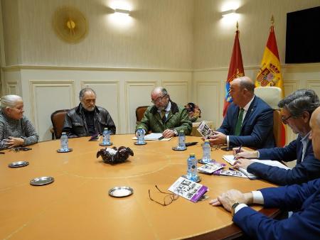 Imagen La Junta del Patronato del Museo Rodera Robles, presidida por Miguel Ángel de Vicente, felicita a su miembro Carlos Muñoz de Pablos por su nombramiento como Hijo Predilecto de Segovia